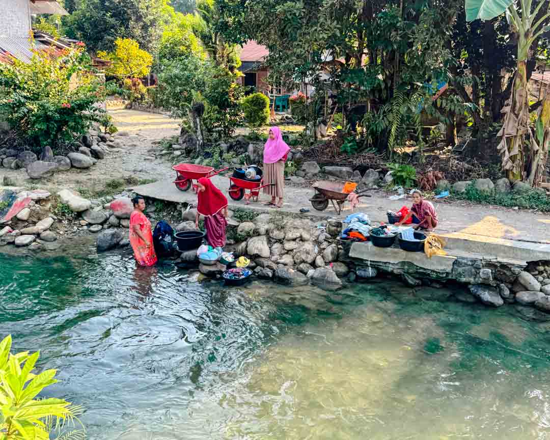 bukit lawang indonesien menschen waschen am fluss