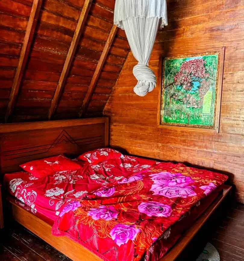 bungalow von innen im volunteer camp