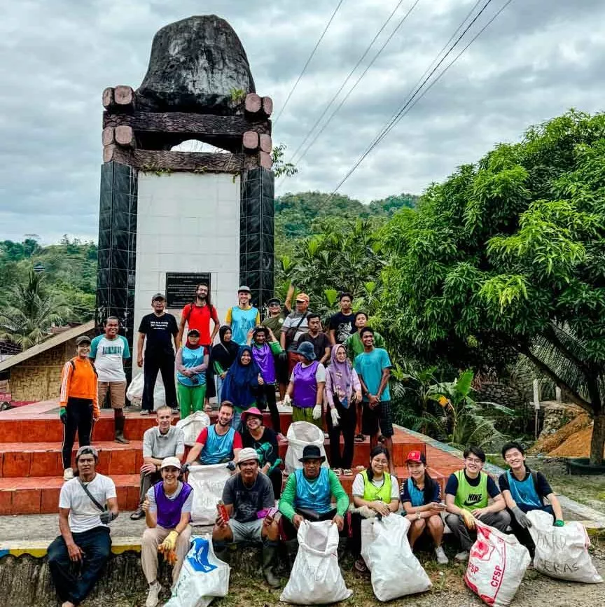 das team von project wings sumatra beim clean up