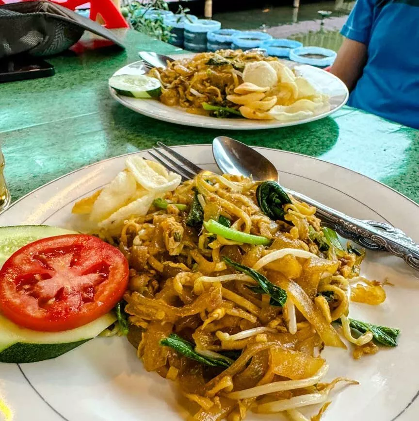 essen im volunteer camp in indonesien