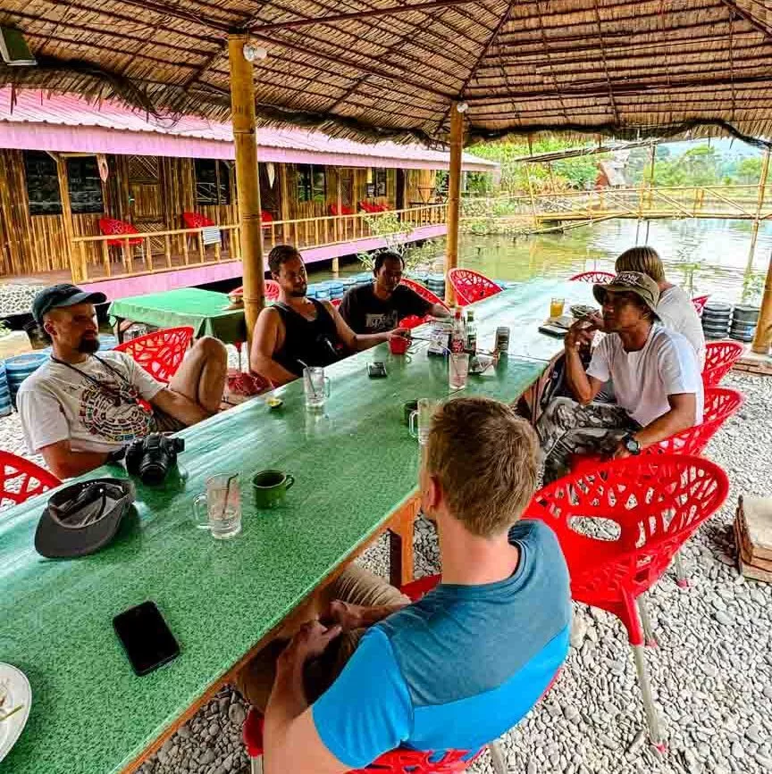 gemeinsames essen im volunteer camp in indonesien