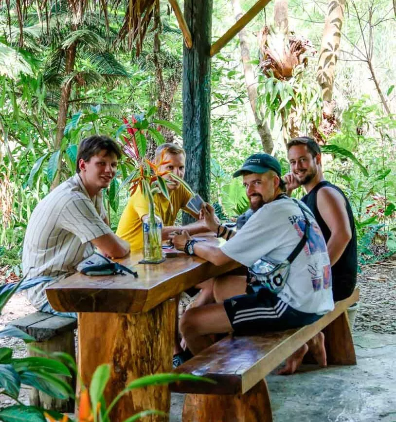 man findet bei der freiwilligenarbeit in indonesien schnell freunde