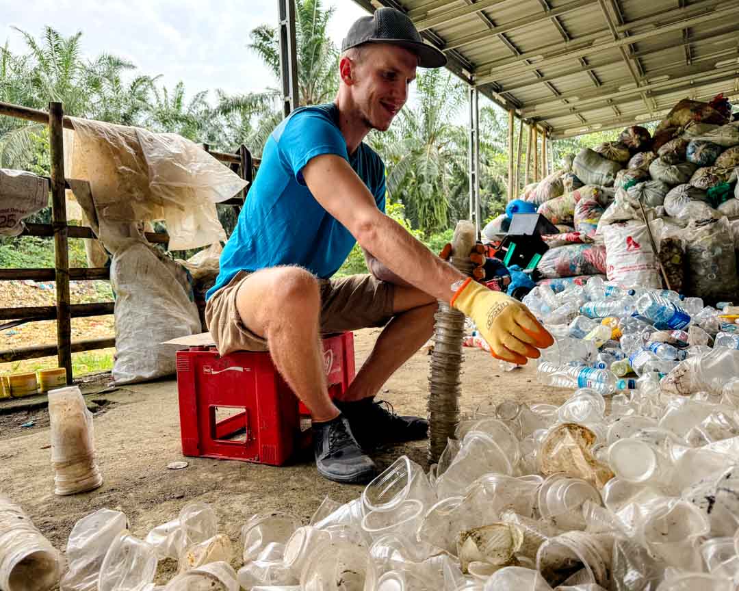 muell sortieren in der trashbank im recycling village auf sumatra