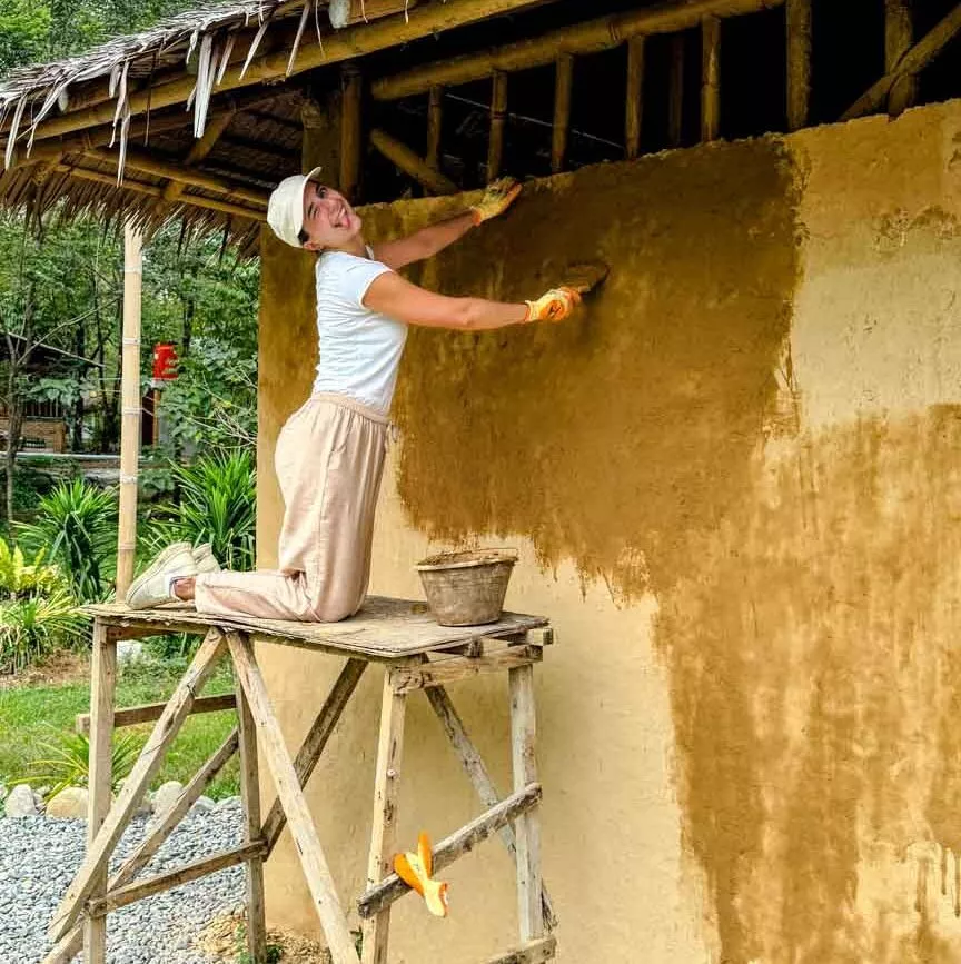 nina streicht wand vom recyclingdorf