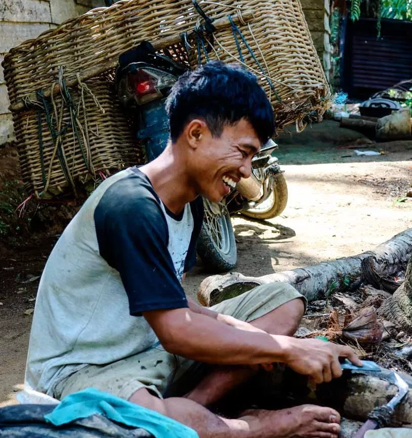 palmoelbauer beim messerschleifen
