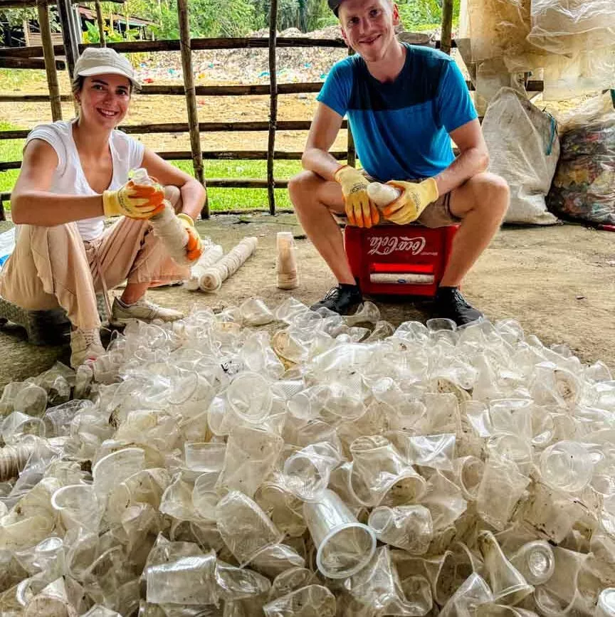 plastikbecher werden gestapelt und weiterverkauft an firmen