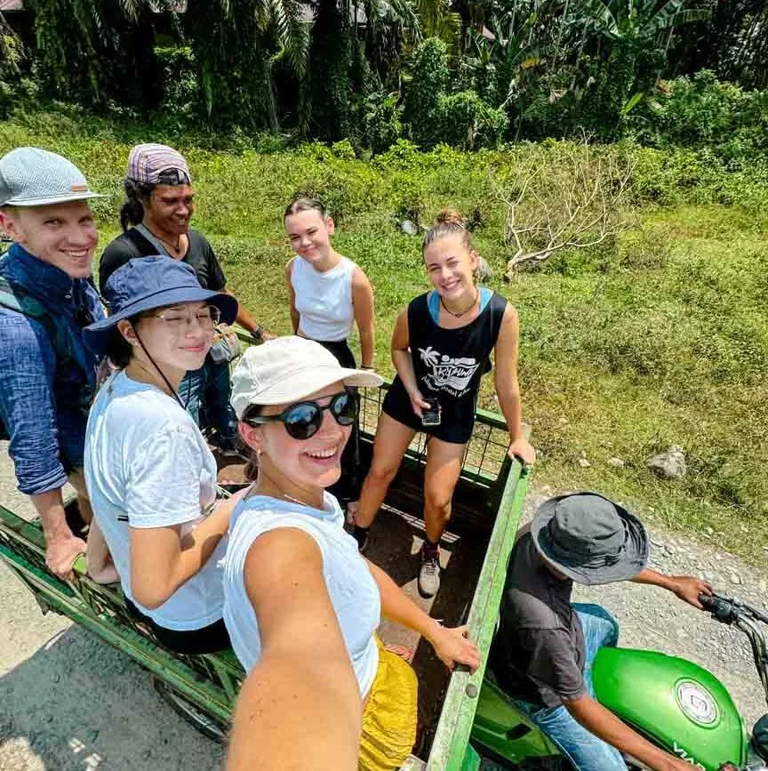 unterwegs im tuk tuk mit anderen volunteers