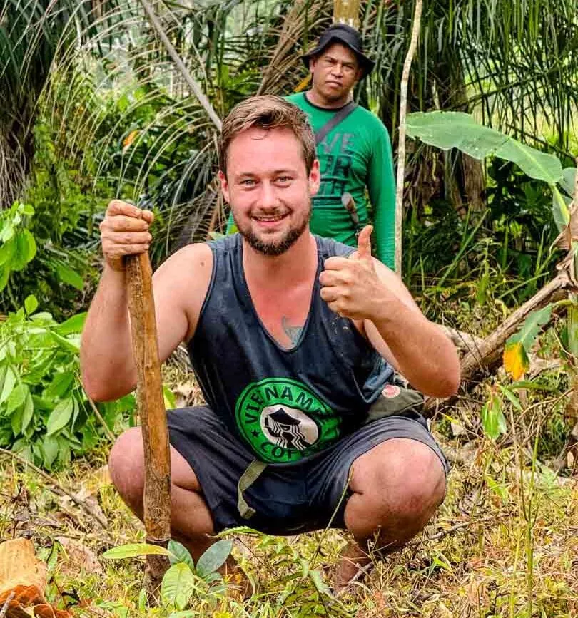 volunteer kim bei der arbeit