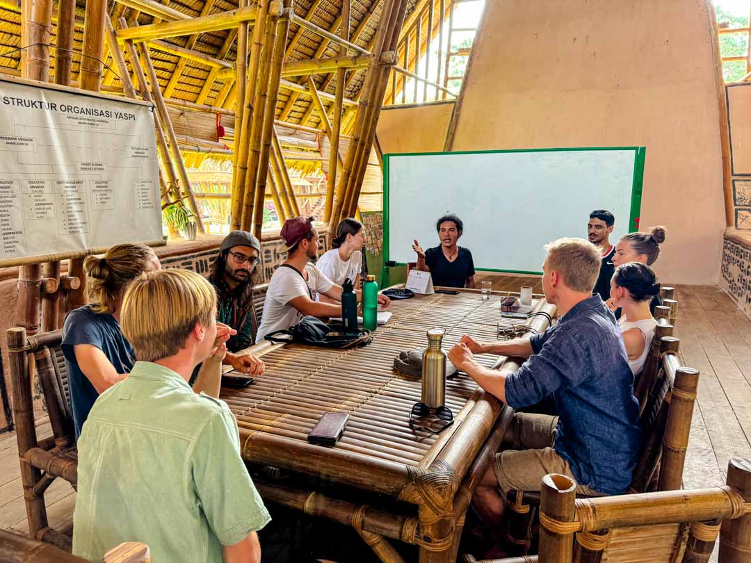 volunteer meeting im recycling village