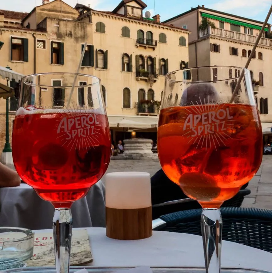 aperol spritz auf tisch im venedig cafe