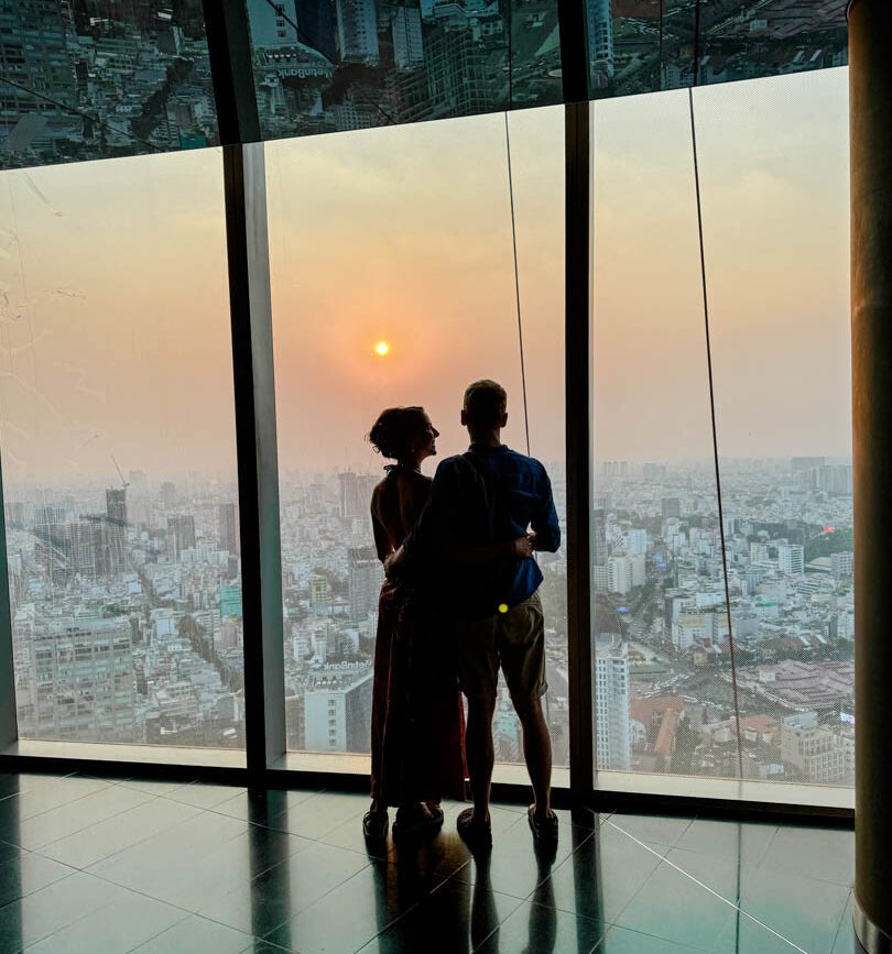 ausblick bei sonnenuntergang vom skydeck in hanoi