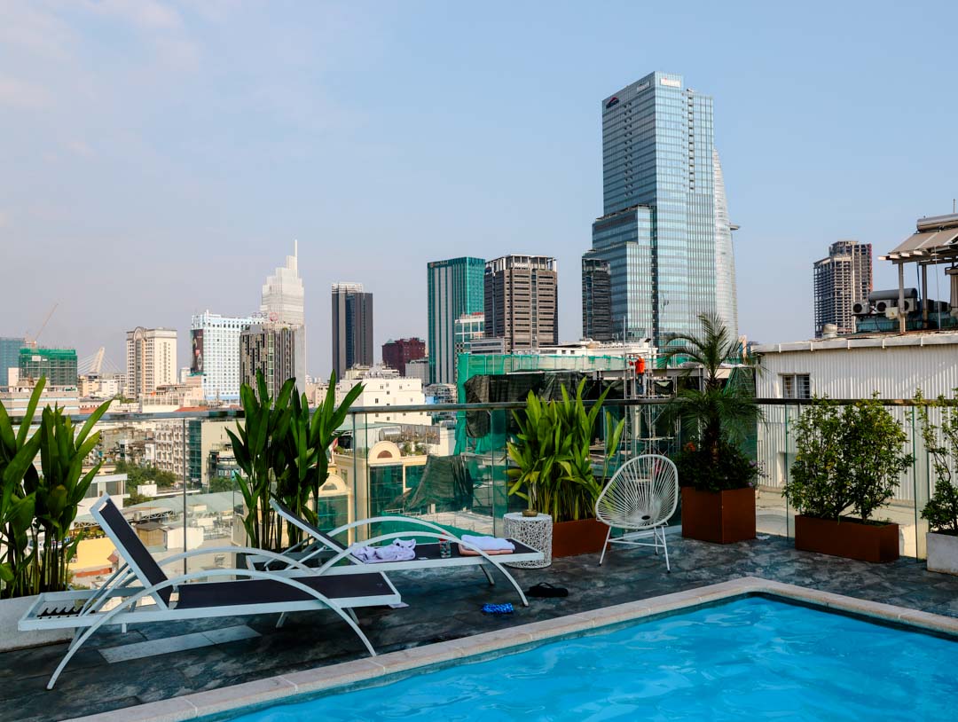 ausblick rooftop pool jovia hotel