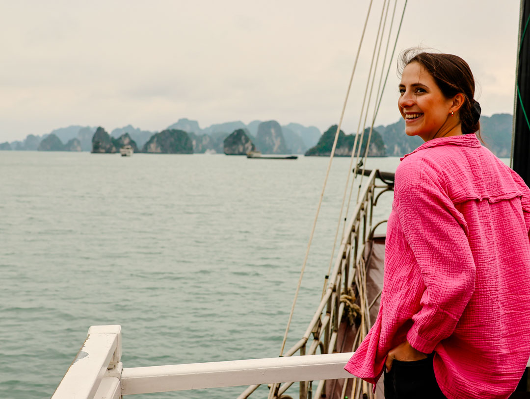 ausblick vom schiff halong bucht vietnam ausblick vom schiff halong bucht vietnam