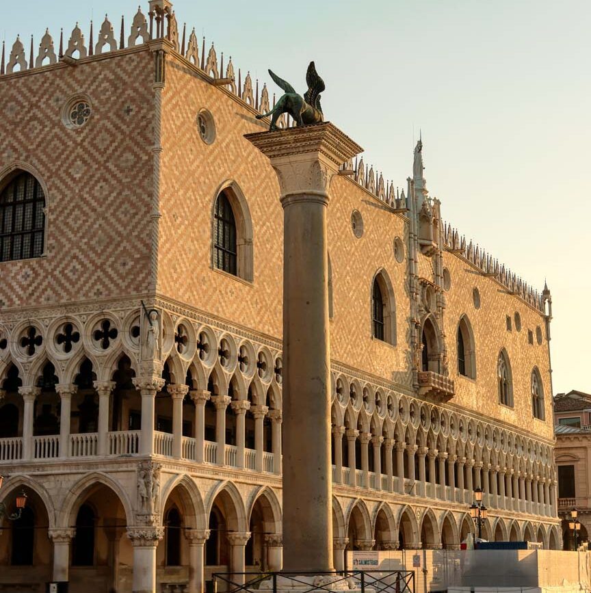 Außenansicht des Dogenpalastes in Venedig