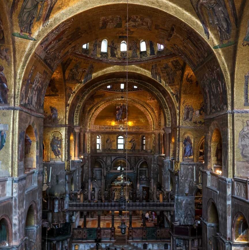 Basilika San Marco in Venedig mit goldenen Mosaiken