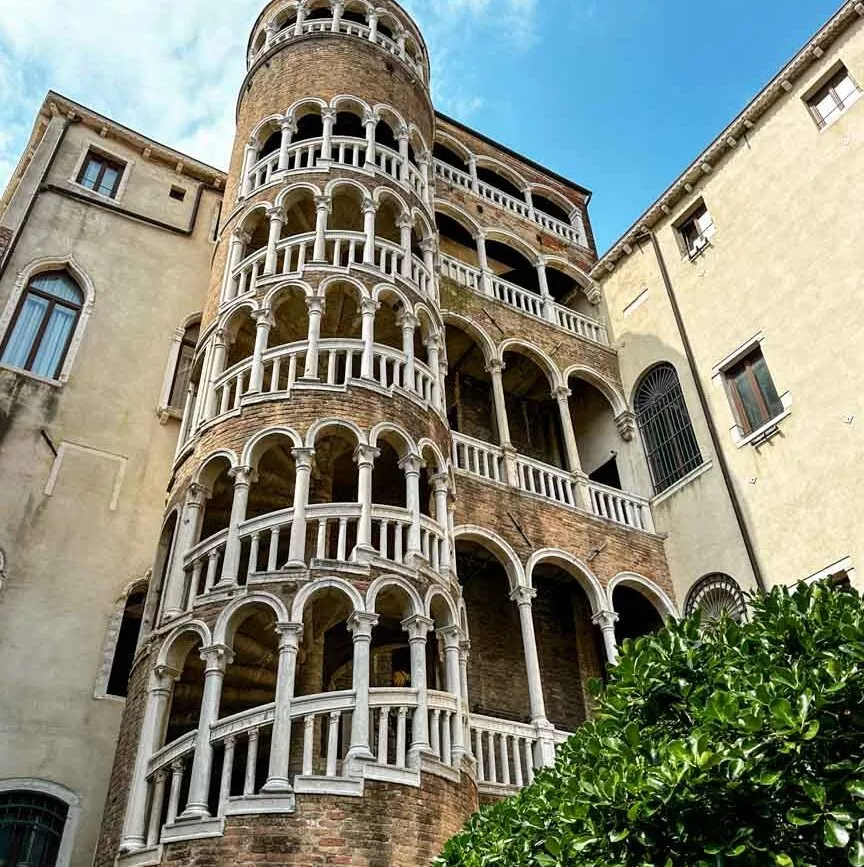 blick auf die treppe des palazzo contarini del bovolo in venedig