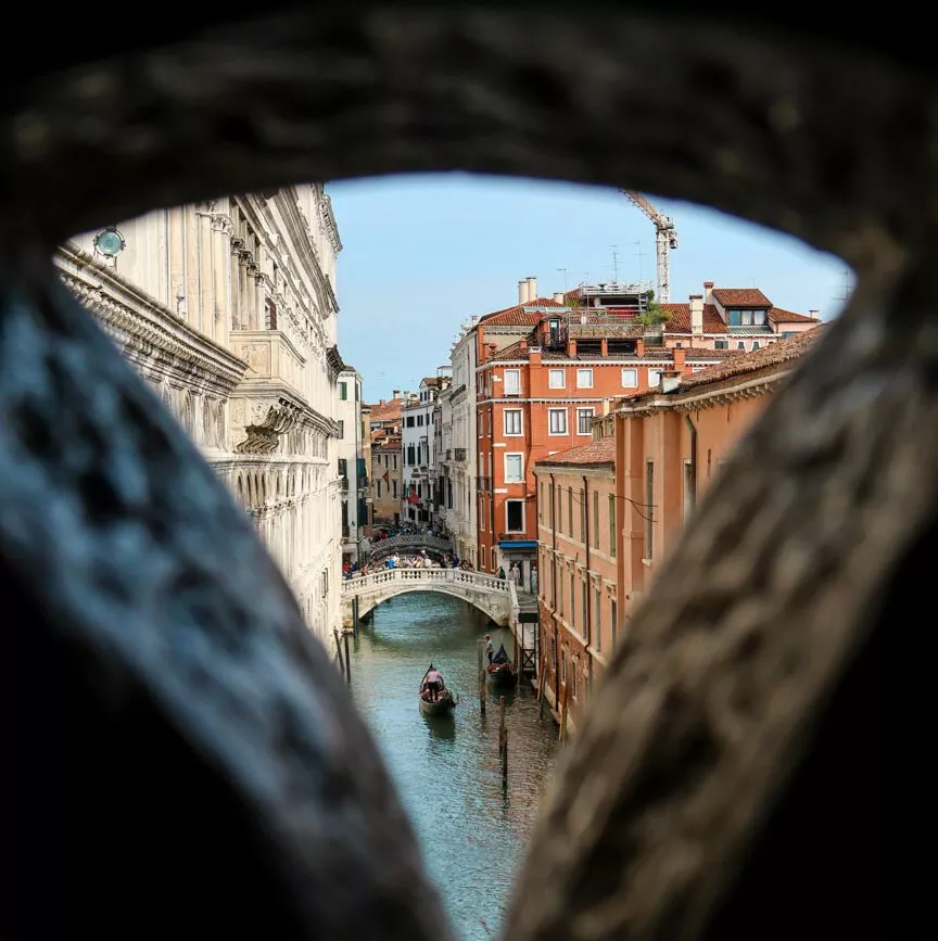 blick auf venedig kanal mit gondeln durch seufzerbruecke