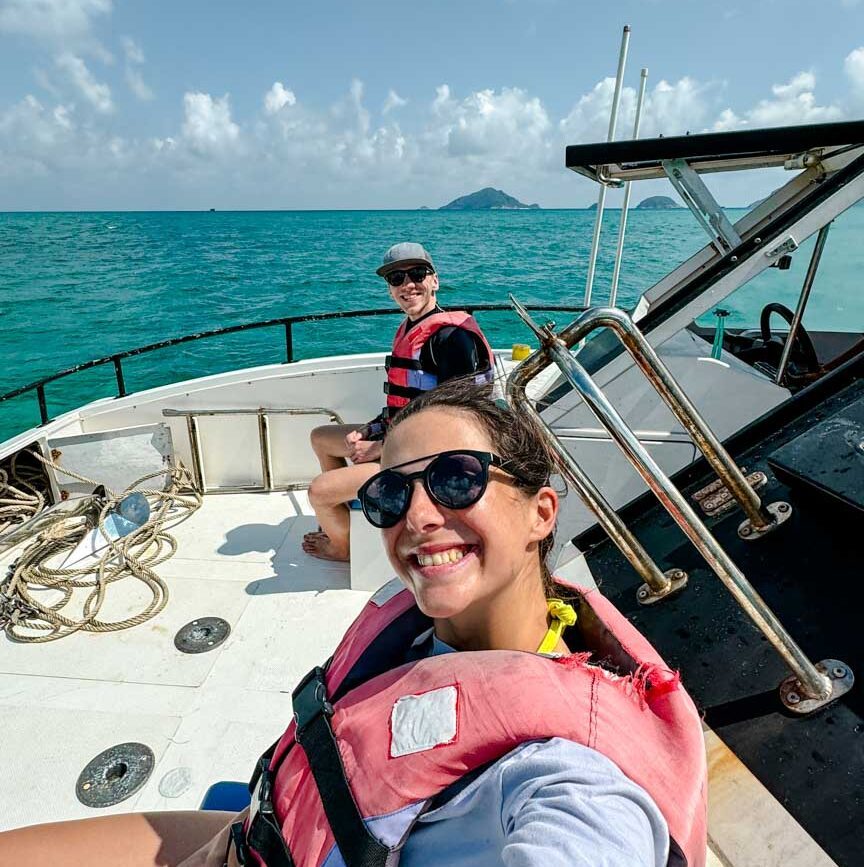 boot fahren in vietnam bei sonnenschein