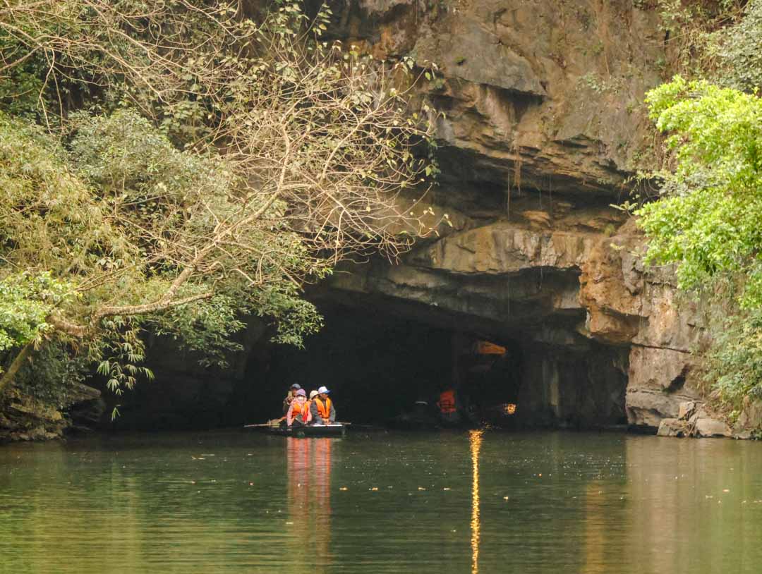 boote fahren durch hoehlen in trang an bei ninh binh boote fahren durch hoehlen in trang an bei ninh binh