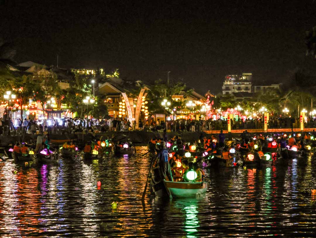 Bunt leuchtende Boote bei Nacht in Hoi An