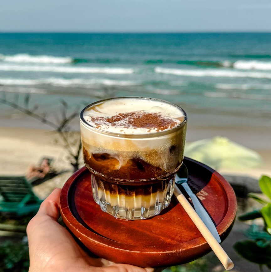 coconut coffee am strand in vietnam