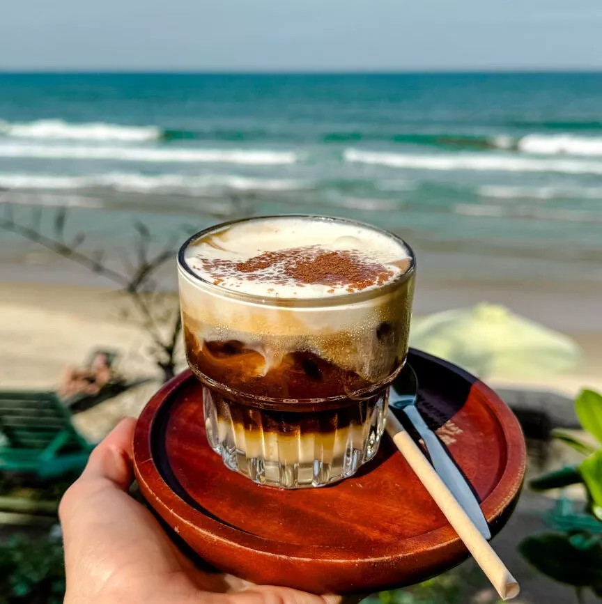 coconut coffee am strand in vietnam
