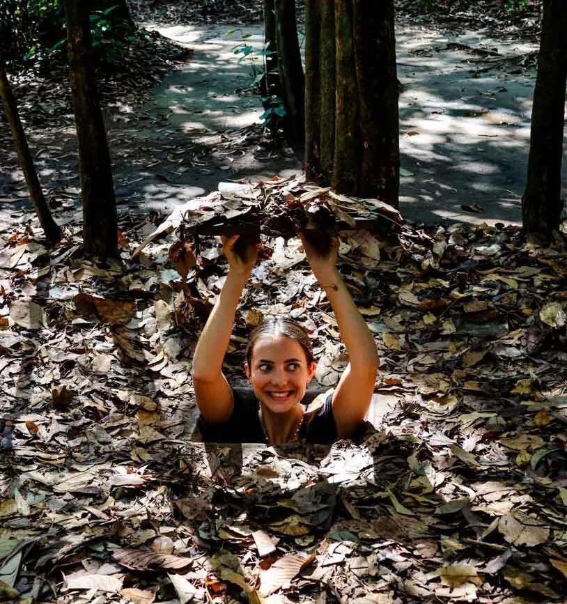 eingang in einen der cu chi tunnel eingang in einen der cu chi tunnel