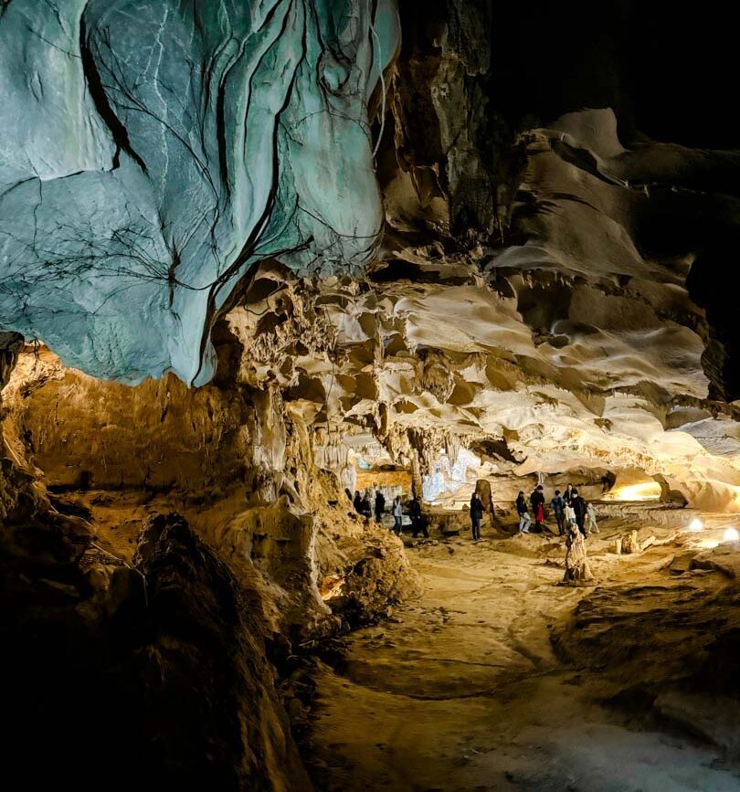 felsformation in hoehle die an einen loewen erinnert