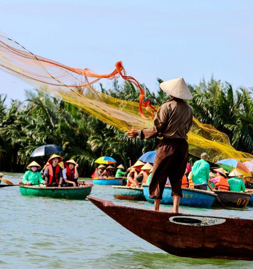 fischer wirft netz aus in hoi an vietnam