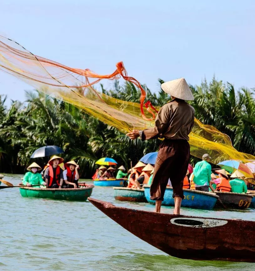 Fischer wirft Netz aus in Hoi An