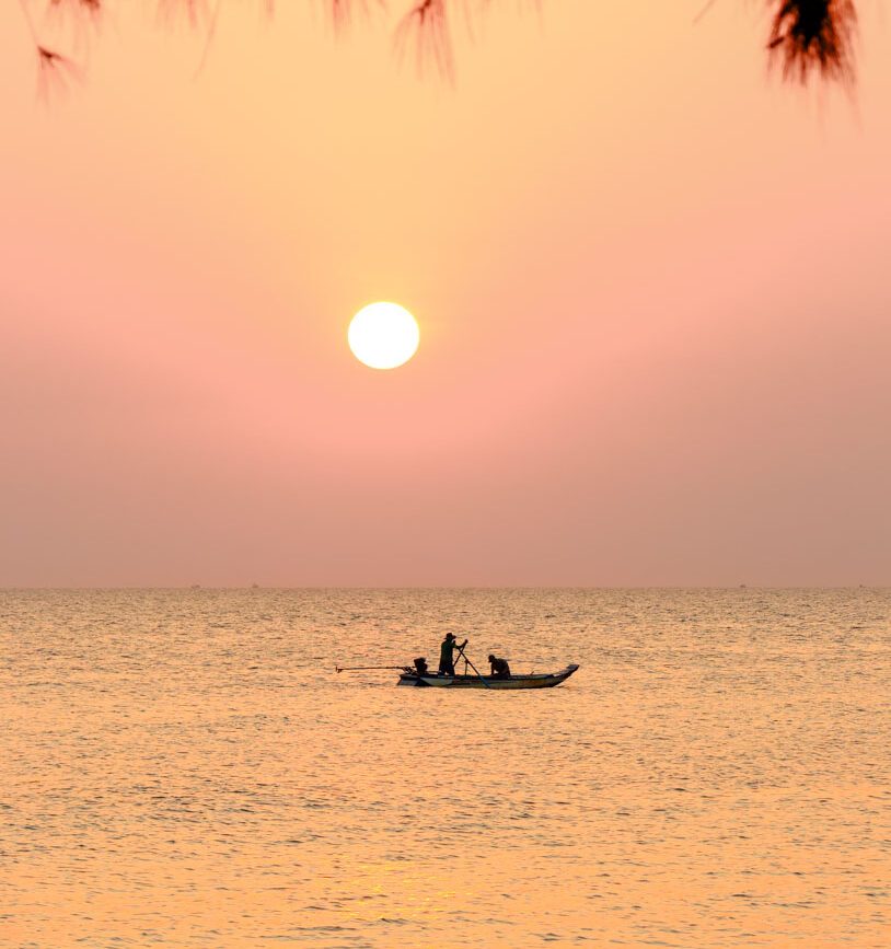 fischerboot bei sonnenuntergang phu quoc vietnam
