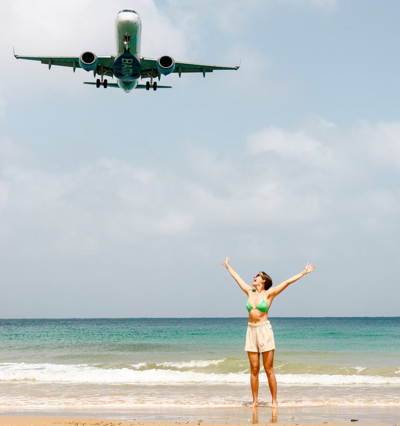 flugzeug landet direkt neben strand auf con dao