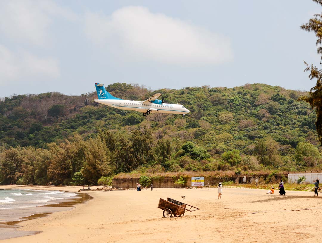 flugzeug landet direkt ueber strand auf con dao vietnam flugzeug landet direkt ueber strand auf con dao vietnam