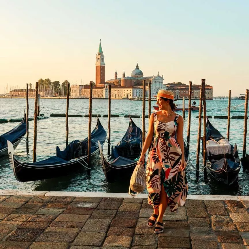Frau im Kleid bei Gondeln und San Giorgio in Venedig