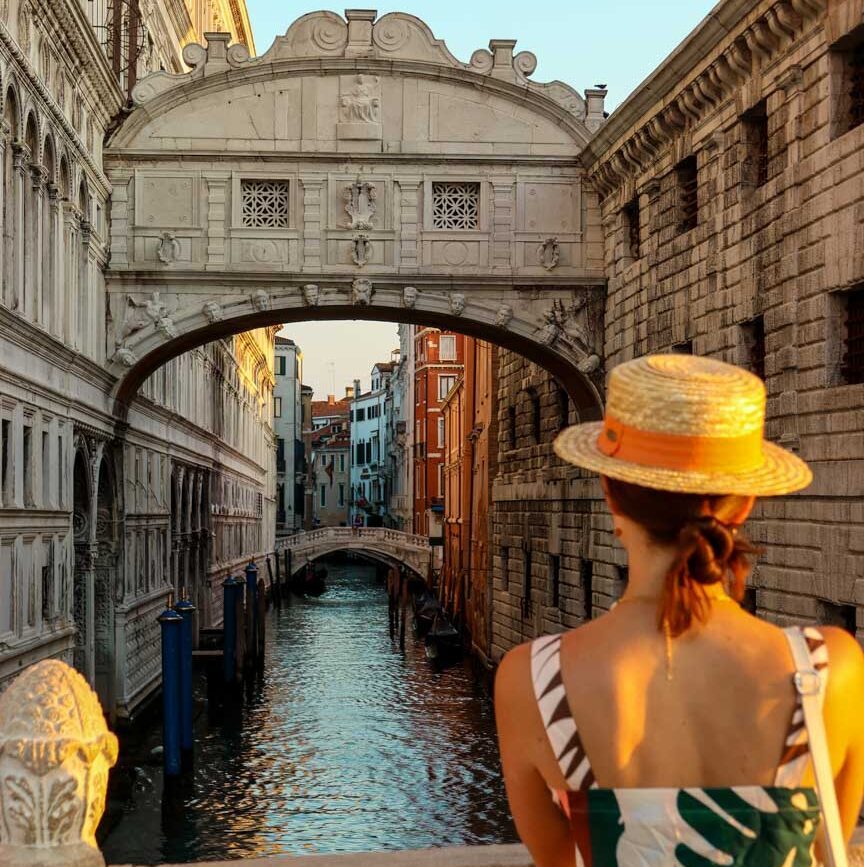 Frau sieht Brücke der Seufzer in Venedig, Italien