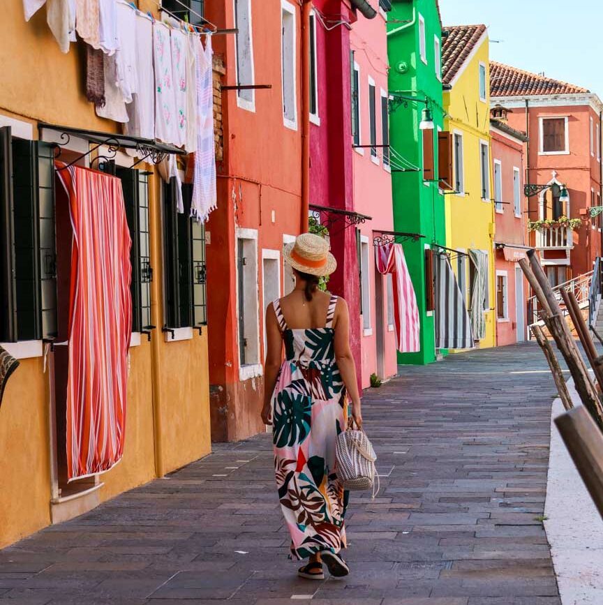 Gasse in Burano, Venedig