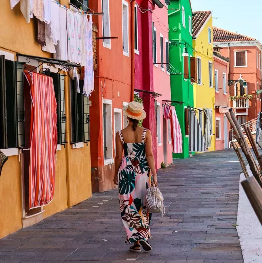 Gasse in Burano, Venedig
