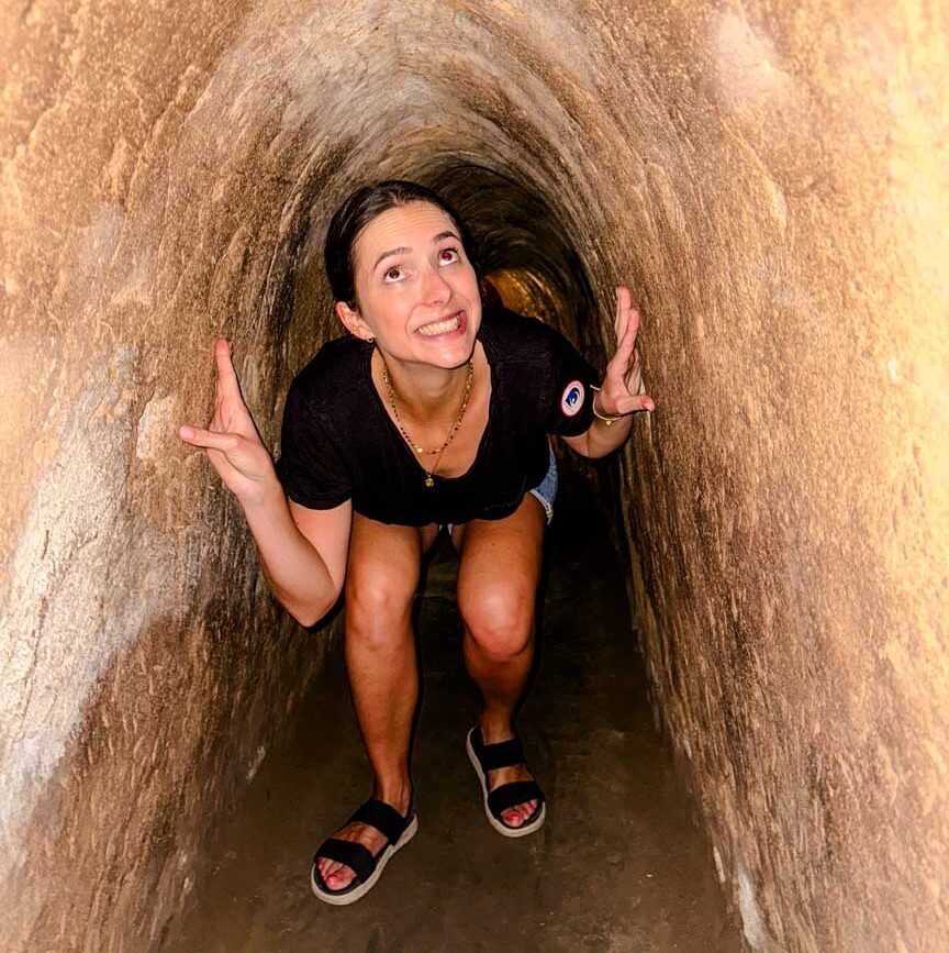 gebueckt gehen im original cu chi tunnel in ho chi minh stadt