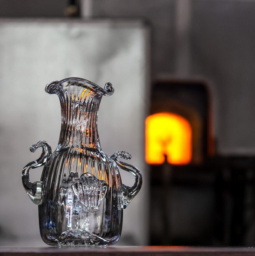 Glaskrug in Murano, Muster auf Tisch vor Ofen