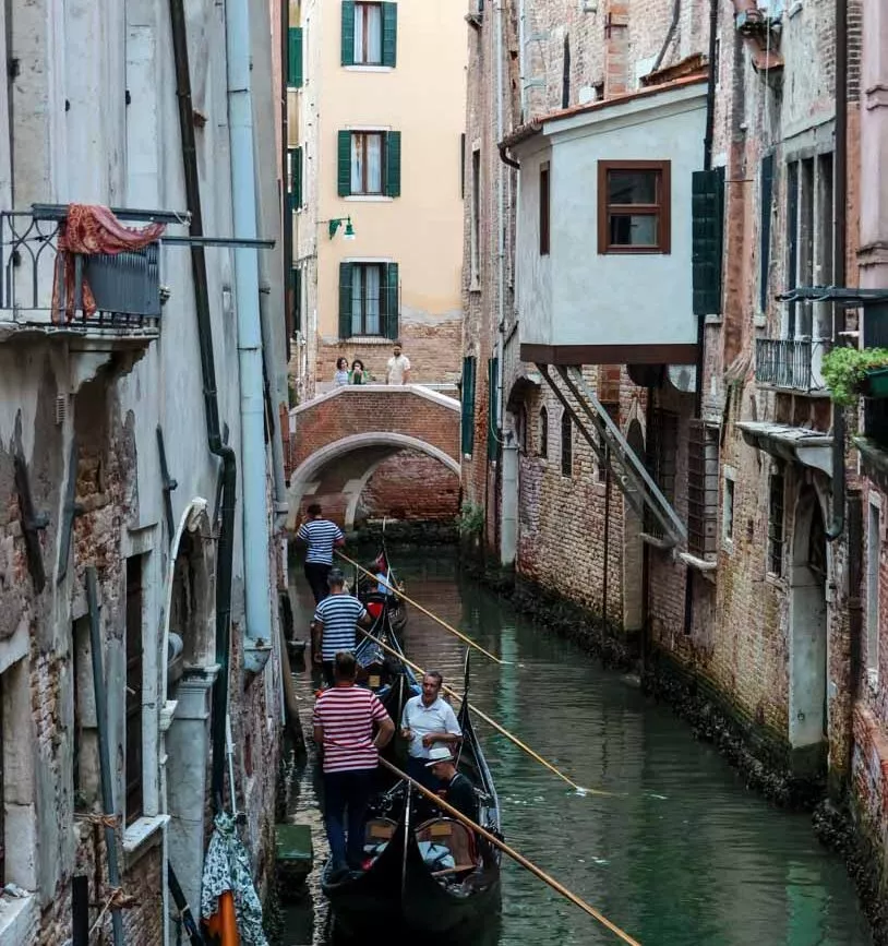 gondel mit touristen im venedig kanal