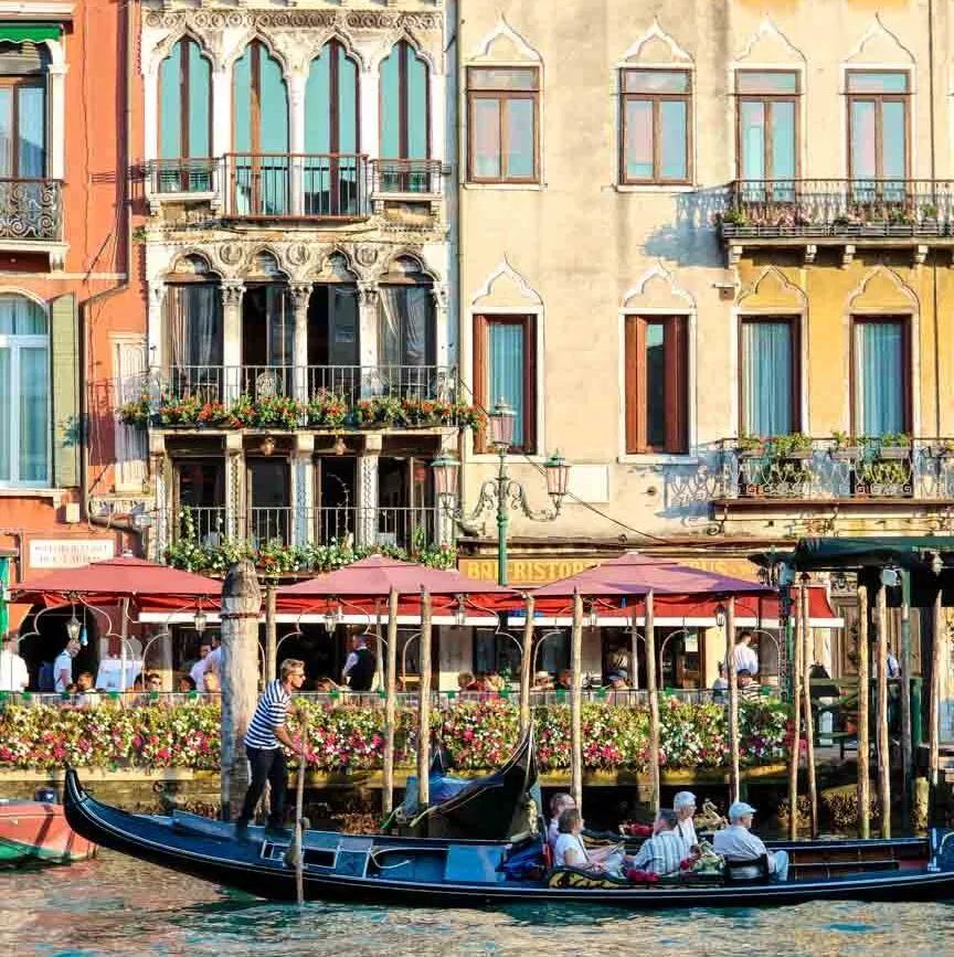 Gondoliere fährt Passagiere durch Venedigs Kanäle