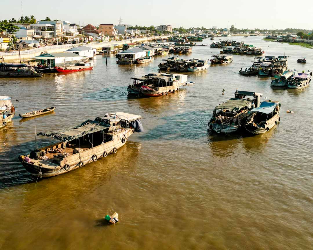 grosse frachtschiffe im mekong delta in vietnam grosse frachtschiffe im mekong delta in vietnam