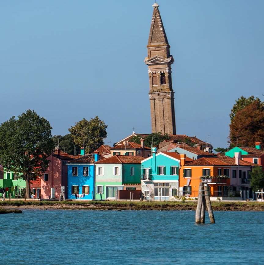 Häuser, schiefer Kirchturm auf Burano, Venedig