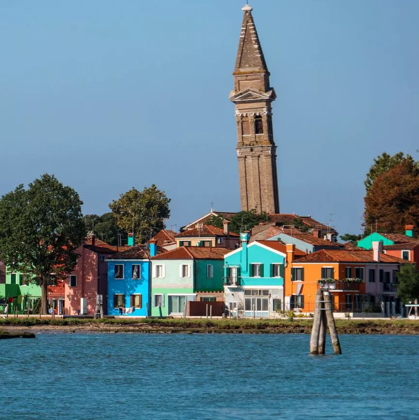 haeuser schiefer kirchturm auf burano venedig