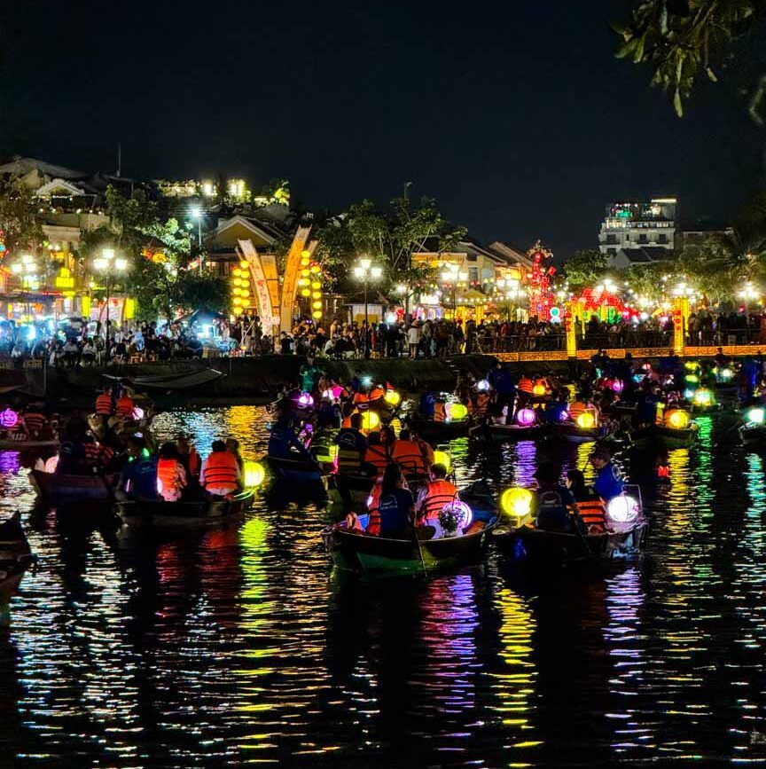 hoi an uferpromenade bei nacht