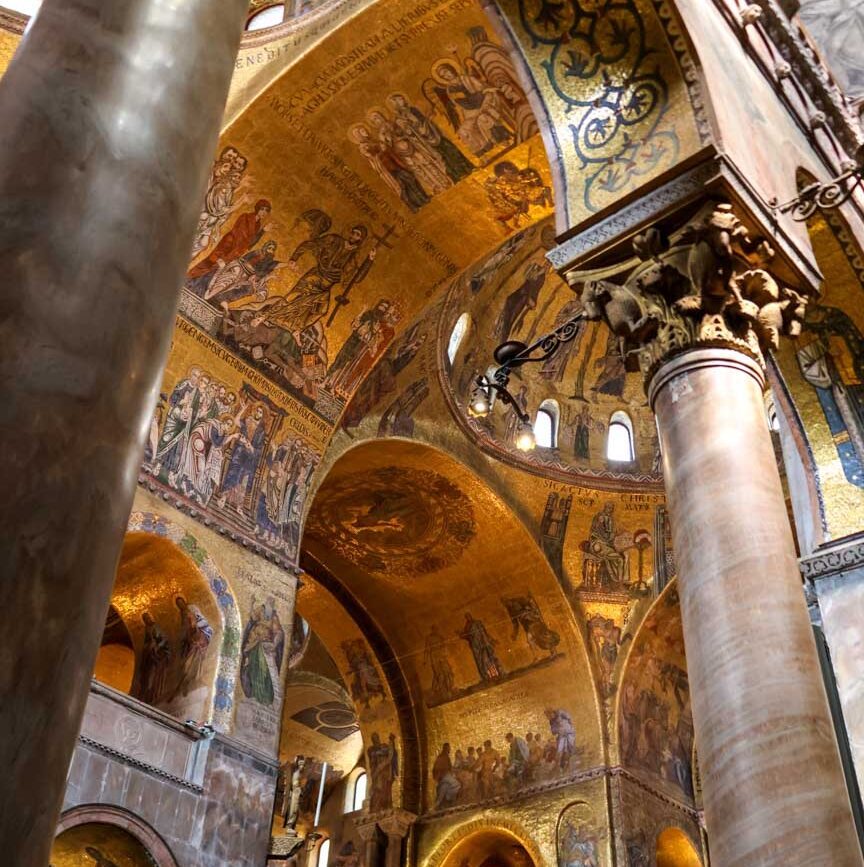 Innenraum der Kathedrale von Venedig mit Mosaiken, Marmorsäulen