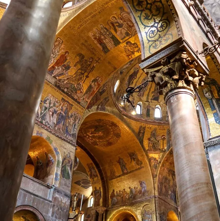 Innenraum der Kathedrale von Venedig mit Mosaiken, Marmorsäulen