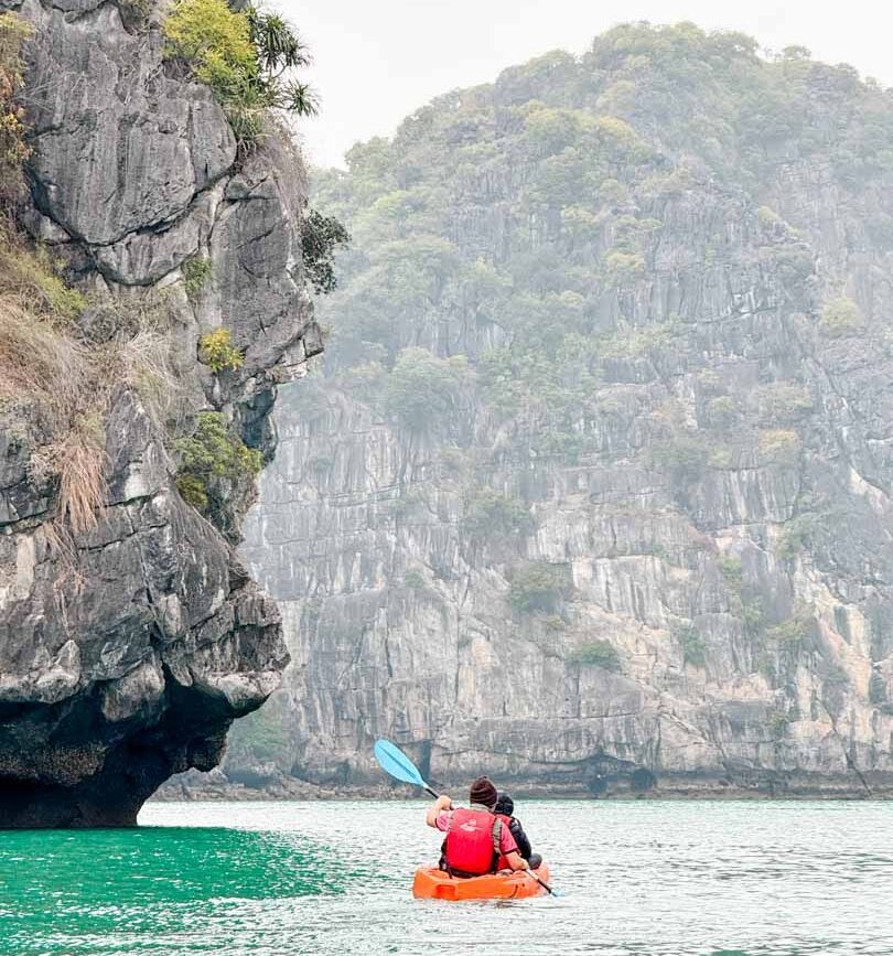 kajakfahrt in bai tu long bucht in vietnam