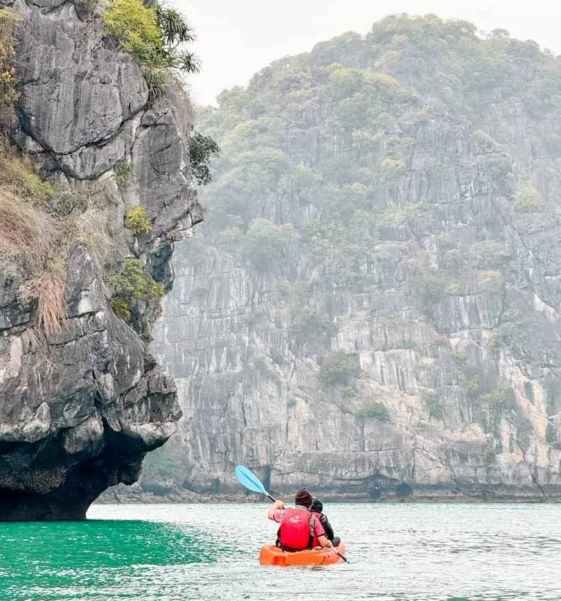 kajakfahrt in bai tu long bucht in vietnam kajakfahrt in bai tu long bucht in vietnam
