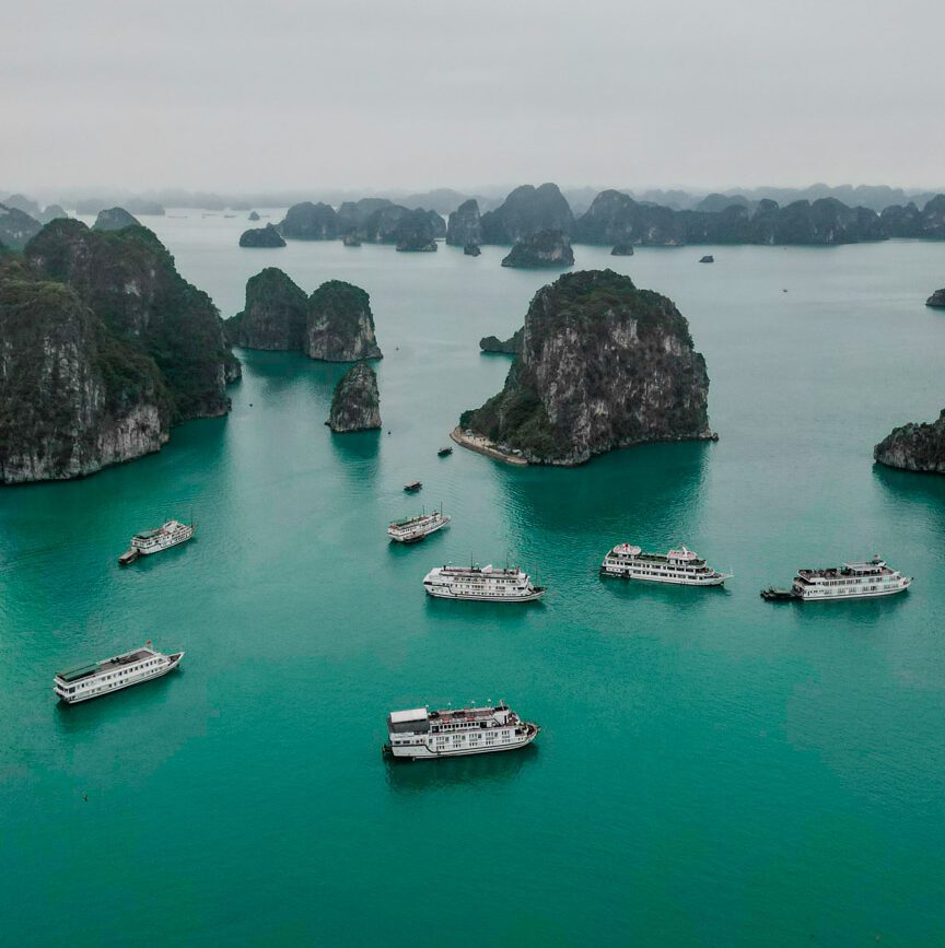 kreuzfahrtschiffe in der halong bucht in vietnam
